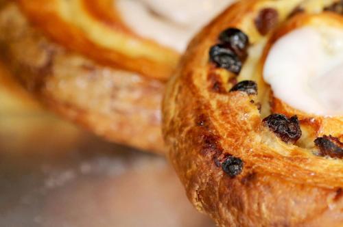 ein Stück Brot mit Rosinen. in der Unterkunft Boutique hotel Het Bloemenhof in Dudzele
