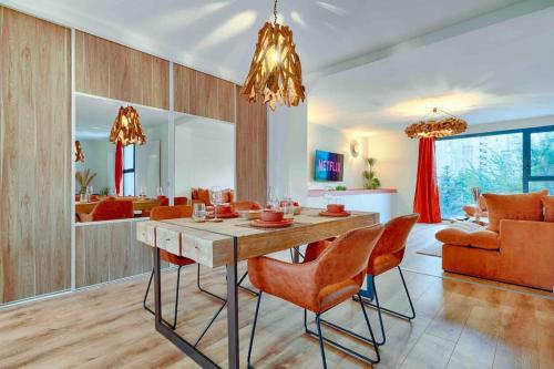 un salon avec une table et des chaises en bois dans l'établissement Welcome to Terracotta, à Alfortville