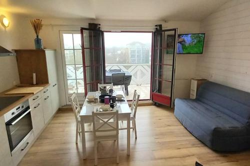 un salon avec une table et un canapé bleu dans l'établissement 