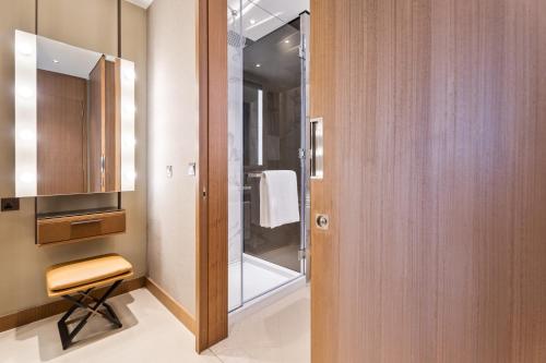 ein Bad mit einer ebenerdigen Dusche und einer Glastür in der Unterkunft EasyGo - Address Opera Residences T2 -1 Bedroom in Dubai