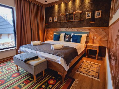a bedroom with a large bed with blue pillows at Plai din Bran in Bran