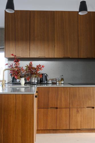Una cocina o cocineta en WITHIN THE VILLAGE