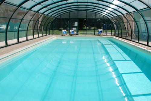 une piscine vide avec un plafond en verre dans l'établissement Les Prés-Ronds, à La Chapelle-en-Valgodemard