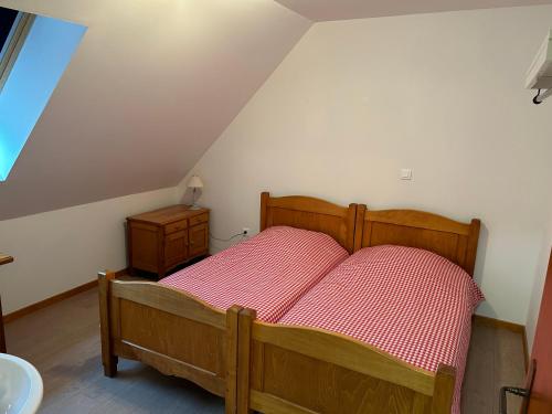 una camera con letto in legno e lavandino di Auberge du Graber a Dolleren