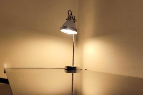 une lampe dans l'angle d'une pièce avec un mur dans l'établissement Le Saint André, à Montigny-lès-Metz