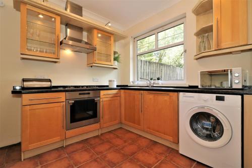 a kitchen with a washer and a washing machine at Signature - Lincoln View in Knightswood