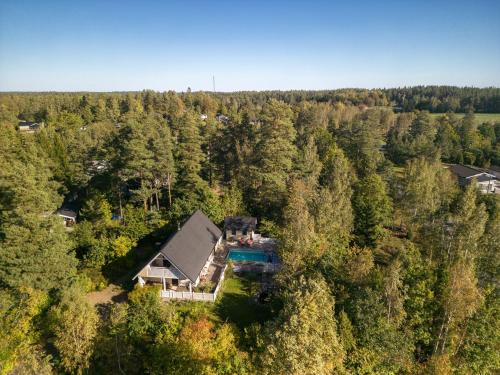 - une vue aérienne sur une maison dans les bois dans l'établissement Villa Anna - SWEEDS Loftahammar, à Loftahammar