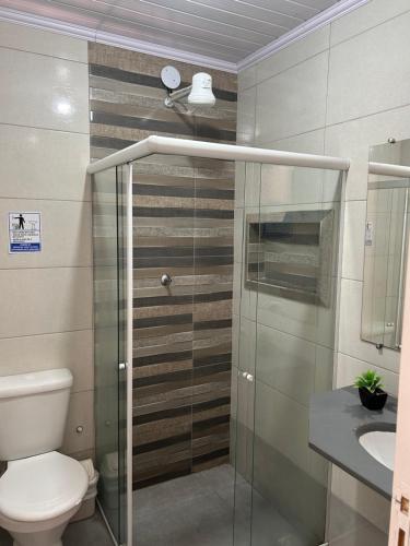 ein Bad mit einer Dusche, einem WC und einem Waschbecken in der Unterkunft Pousada El Shaddai in Campos dos Goytacazes