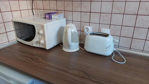 eine Mikrowelle und ein Toaster auf einer Theke in der Unterkunft City Centre Budapest in Budapest