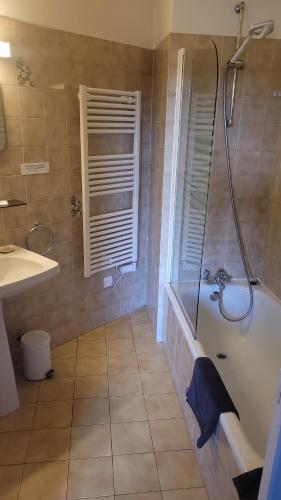uma casa de banho com uma banheira, um chuveiro e um lavatório. em La Truffière em Puy-lʼÉvêque