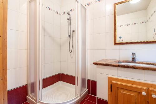bagno con doccia e lavandino di Casa Rossetti Grande a Pozza di Fassa