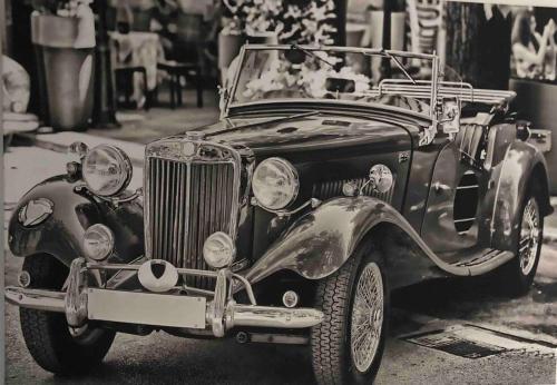 a black and white photo of an old car at Willkommen im Casa Felice, der Wohlfühl Oase mit Balkon, 4 Betten und Homeoffice Platz in Aidlingen