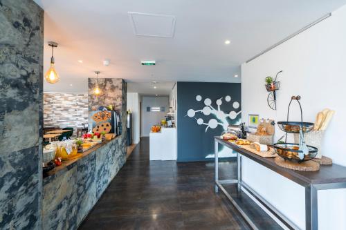 une boulangerie avec un buffet de nourriture sur un comptoir dans l'établissement ibis Styles Compiegne, à Jaux