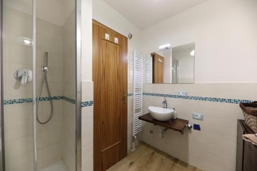 a bathroom with a sink and a shower at Casa a piè di pista in Tesero