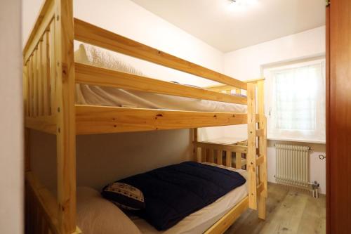 a bedroom with two bunk beds in a room at Casa a piè di pista in Tesero
