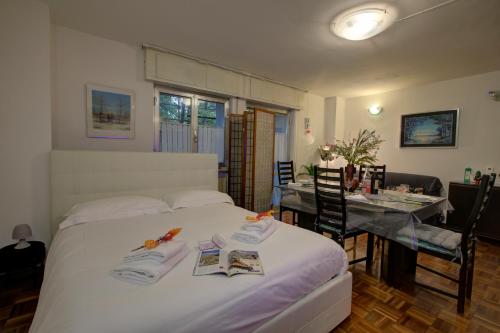 Un dormitorio con una cama y un comedor con una mesa. en Studio Saturno 23 in the city center - Happy Rentals, en Sauze dʼOulx