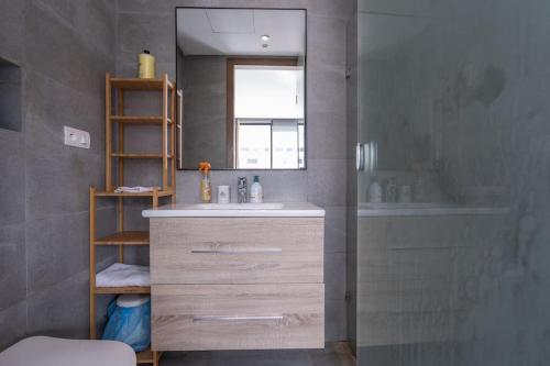 uma casa de banho com um lavatório e um espelho em New urban getaway 25 em Casablanca