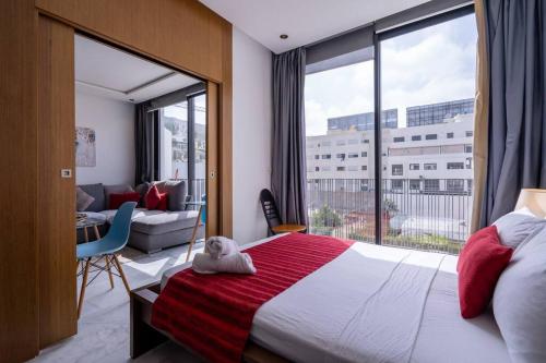 um quarto de hotel com uma cama e uma grande janela em New urban getaway 25 em Casablanca