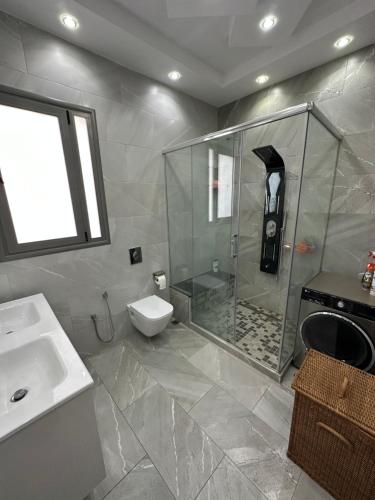y baño con ducha, aseo y lavamanos. en maison luxe à HYDRA F6, en Argel