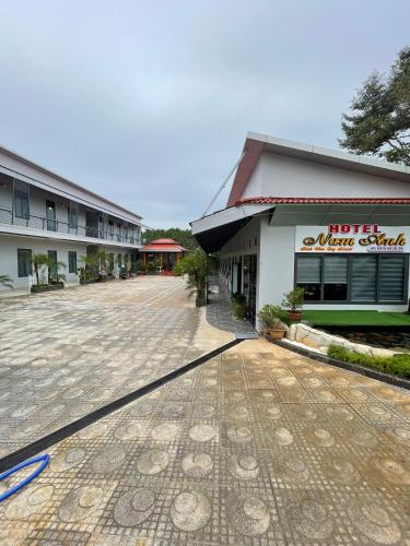 una calle vacía delante de un edificio en Nam Anh Hotel, en Bao Loc