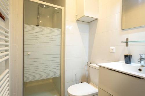 une salle de bain avec toilettes et lavabo dans l'établissement Appart Cosy 2 chambres 6 personnes RER A 15 min, à Champigny-sur-Marne