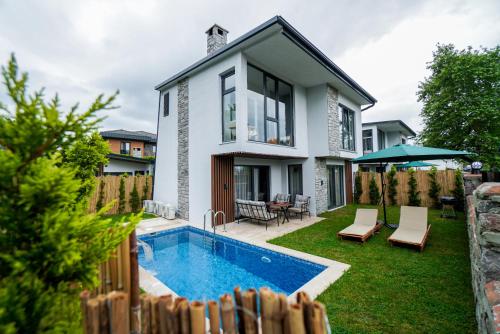une maison avec une piscine dans la cour dans l'établissement Vital Home Sapanca Isıtmalı Havuzlu Villa&Bungalov, à Sapanca