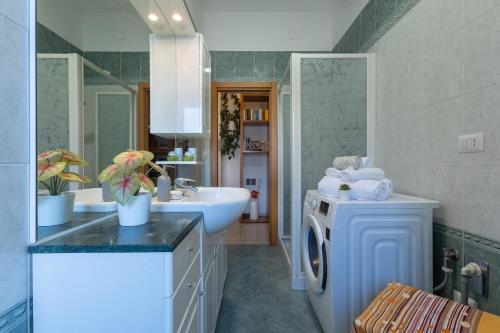 ein Badezimmer mit einem Waschbecken und einer Waschmaschine in der Unterkunft Bologna City Retreat a due passi dalla Fiera in Bologna