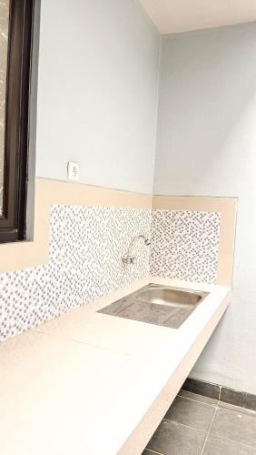 La salle de bains est pourvue d'un lavabo. dans l'établissement Villa Kamar Tamu Sentul, à Pasirkapa