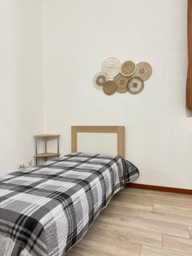 una camera con un letto e un orologio a muro di Appartamento Colomba a Piacenza