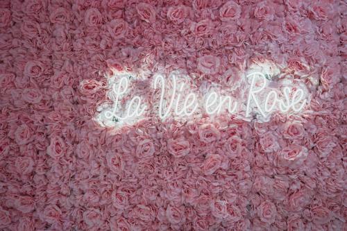 a heart made of pink roses with a hello kitty sign at La Vie en Rose / Jacuzzi in Montgeron