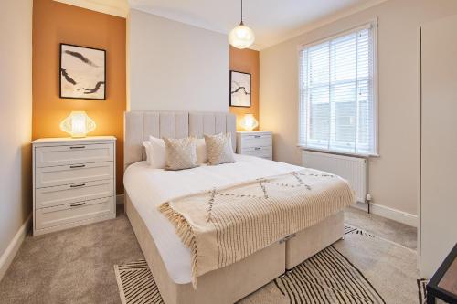 1 dormitorio con 1 cama grande y 2 mesitas de noche en Host & Stay - Belle Vue en Saltburn-by-the-Sea