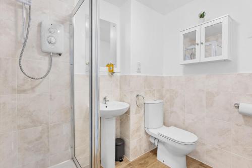 埃克塞特的住宿－Chandlers Walk modern comfy family home in Exeter，浴室配有卫生间、盥洗盆和淋浴。