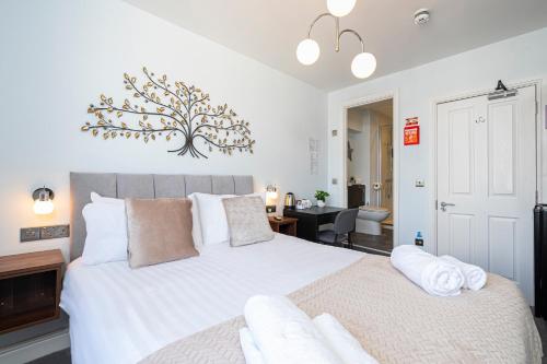 una camera con un grande letto bianco e una scrivania di Ocean Stays Hotel, Plymouth a Plymouth