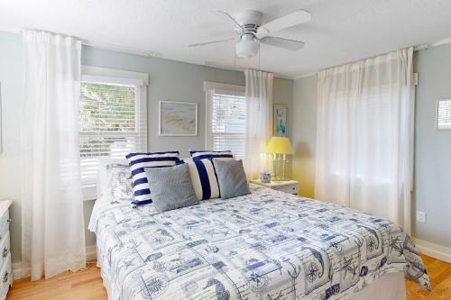 a bedroom with a bed and a ceiling fan at Vintage Venice Duplex - A in Venice