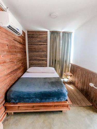 1 dormitorio con 1 cama grande en una habitación en Tía Juanita, en Temuco