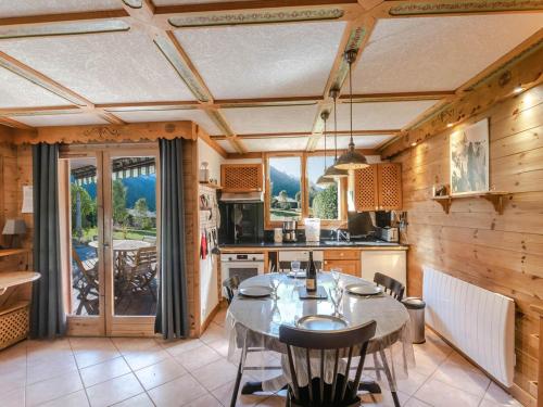 une cuisine avec une table et des chaises dans une pièce dans l'établissement Charmant duplex avec jardin, 4 pers, Chamonix, animaux OK, parking, WIFI, à 5 min du centre - FR-1-343-167, à Chamonix-Mont-Blanc