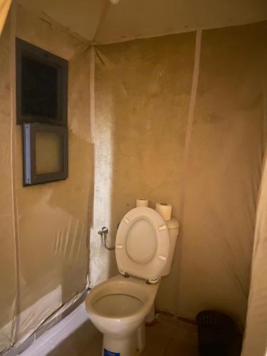 メルズーガにあるMerzouga Luxury Campsの小さな部屋にバスルーム(トイレ付)があります。