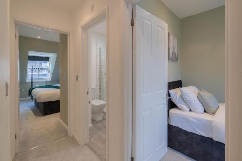 - une chambre avec un lit et des toilettes dans l'établissement Four Bed House At Primal Estates Short Lets in Brighton, à Brighton et Hove