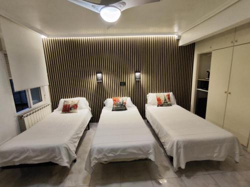 Postel nebo postele na pokoji v ubytování Hostal Lucy