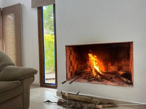 chimenea en la sala de