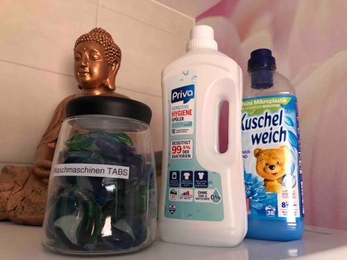 a bottle of milk and a container of green peppers next to a toy at Stylisches Maybach Appartement mit Terrasse für 5 Personen, 5 Betten, große Kochinsel, Homeoffice mit 250Mbit WLAN in Aidlingen
