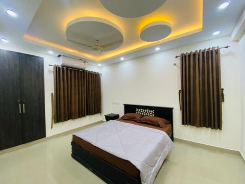 Kazhakuttam的住宿－AL-Kabeer Heights，一间卧室设有一张床和黄色的天花板
