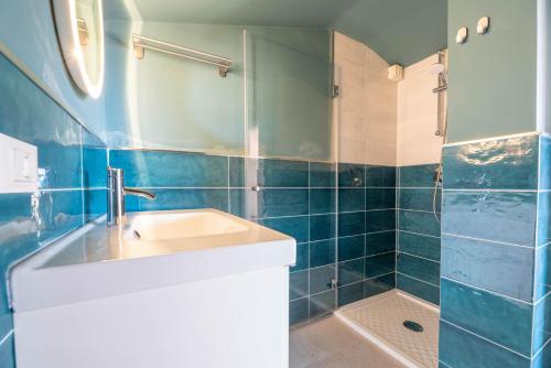 Ένα μπάνιο στο Apartments La Turistica