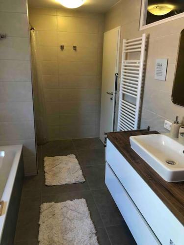 Gallery image of Stylisches Maybach Appartement mit Terrasse für 5 Personen, 5 Betten, große Kochinsel, Homeoffice mit 250Mbit WLAN in Aidlingen