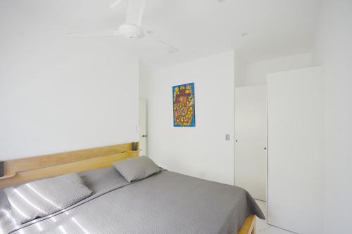 1 dormitorio con 1 cama y una foto en la pared en Appartement neuf en loma, en Las Terrenas