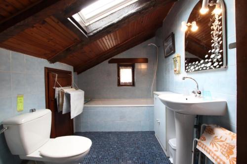 Un baño con inodoro, lavabo y bañera. en Chez aguirre, en Saint-Jean-Pied-de-Port