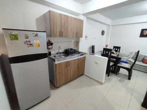 een keuken met een koelkast en een wastafel bij GURUS FR | Apartamento cerca al Aeropuerto y Terminal 2 Hab in Pereira