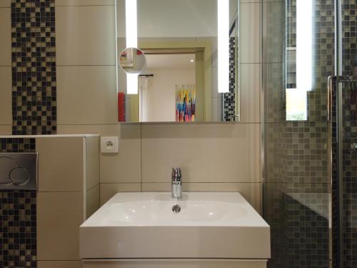 uma casa de banho com um lavatório branco e um espelho. em Villa Otilia-Bed and Breakfast-Chambres d'hôtes en Provence em Rians