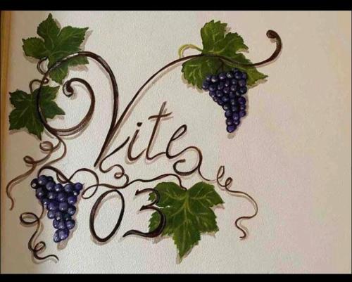 a painting of grapes with the word life at Antico Borgo - A due passi dalle Gole Alcantara in Motta Camastra