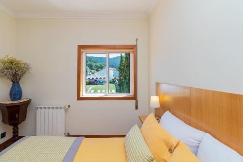 アフィフェにあるCasa de Linharesのベッドルーム(ベッド1台、窓付)